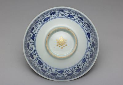 图片[3]-Bowl with lotus pond in underglaze blue and gilt motif of curling leaves, Ming dynasty, Yongle reign, 1403-1424-China Archive